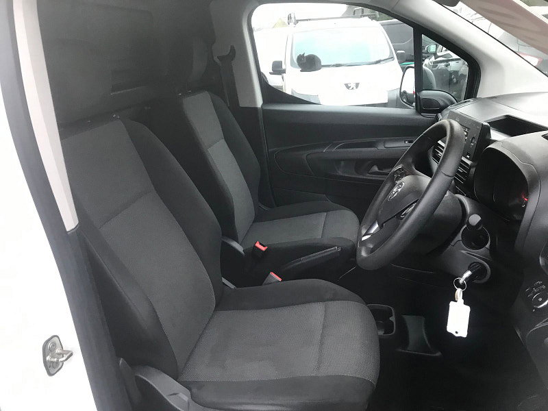 Vauxhall Combo 1.5L 2300 SportIVE TD S/S Diesel L2 Manual Euro 6 (101 bhp) 6dr Manual 2026