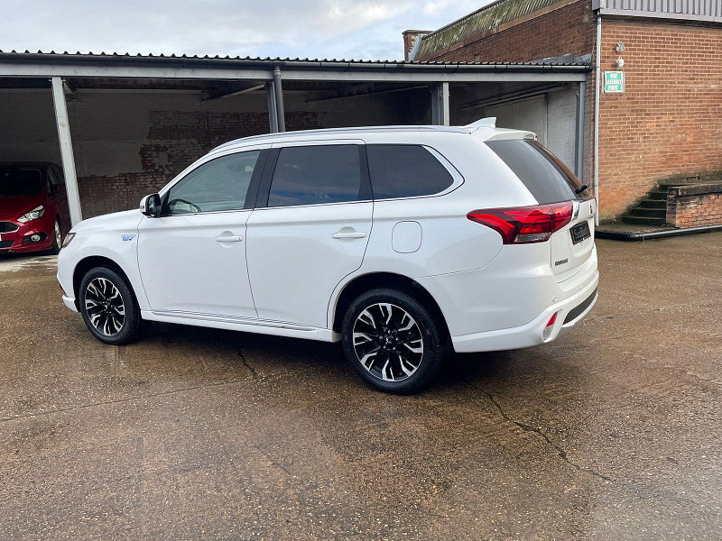Mitsubishi Outlander 2.0h 12kWh GX4hs SUV 5dr Petrol Plug-in Hybrid CVT 4WD Euro 6 (s/s) (200 ps) 5dr Automatic 2026