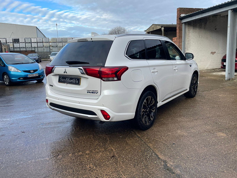 Mitsubishi Outlander 2.0h 12kWh GX4hs SUV 5dr Petrol Plug-in Hybrid CVT 4WD Euro 6 (s/s) (200 ps) 5dr Automatic 2026