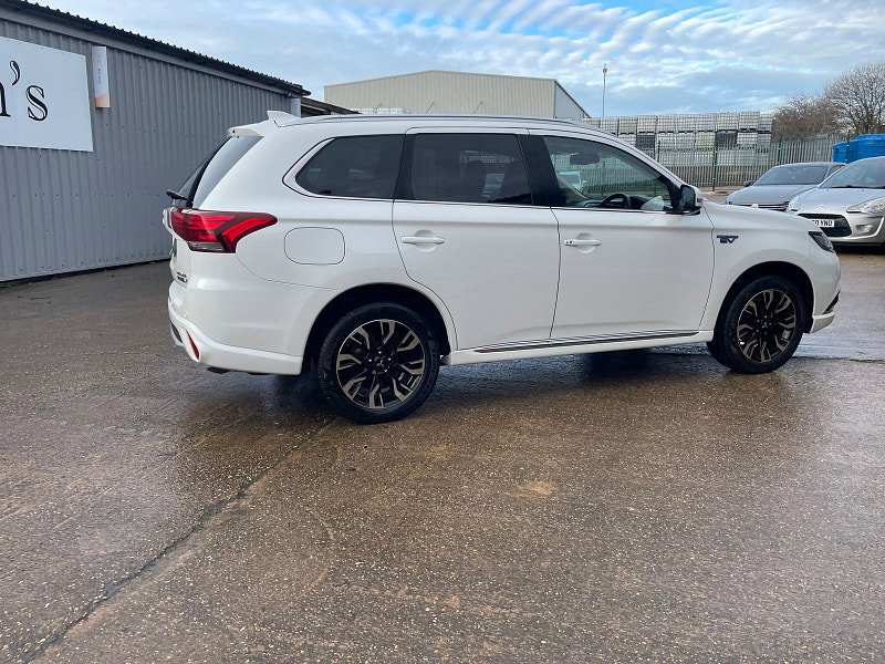 Mitsubishi Outlander 2.0h 12kWh GX4hs SUV 5dr Petrol Plug-in Hybrid CVT 4WD Euro 6 (s/s) (200 ps) 5dr Automatic 2026