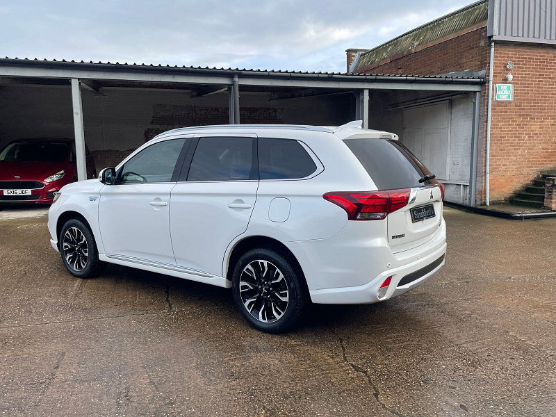 Mitsubishi Outlander 2.0h 12kWh GX4hs SUV 5dr Petrol Plug-in Hybrid CVT 4WD Euro 6 (s/s) (200 ps) 5dr Automatic 2026