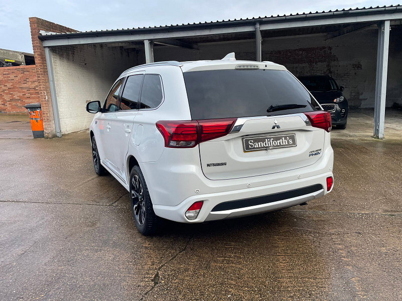 Mitsubishi Outlander 2.0h 12kWh GX4hs SUV 5dr Petrol Plug-in Hybrid CVT 4WD Euro 6 (s/s) (200 ps) 5dr Automatic 2026