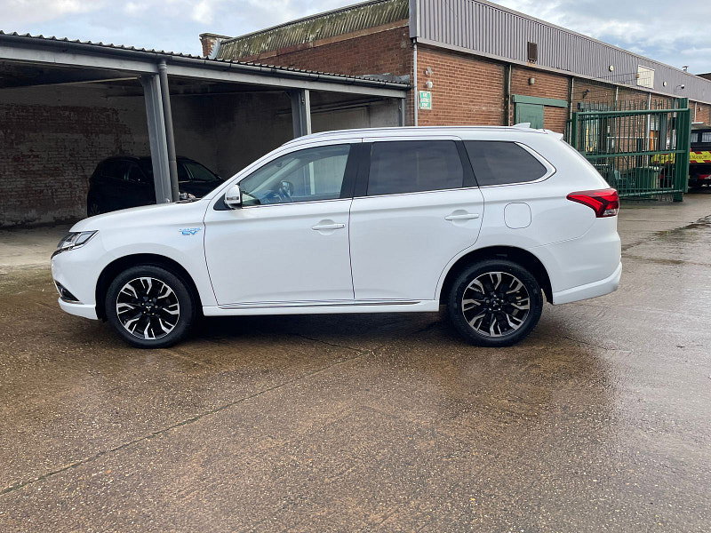 Mitsubishi Outlander 2.0h 12kWh GX4hs SUV 5dr Petrol Plug-in Hybrid CVT 4WD Euro 6 (s/s) (200 ps) 5dr Automatic 2026