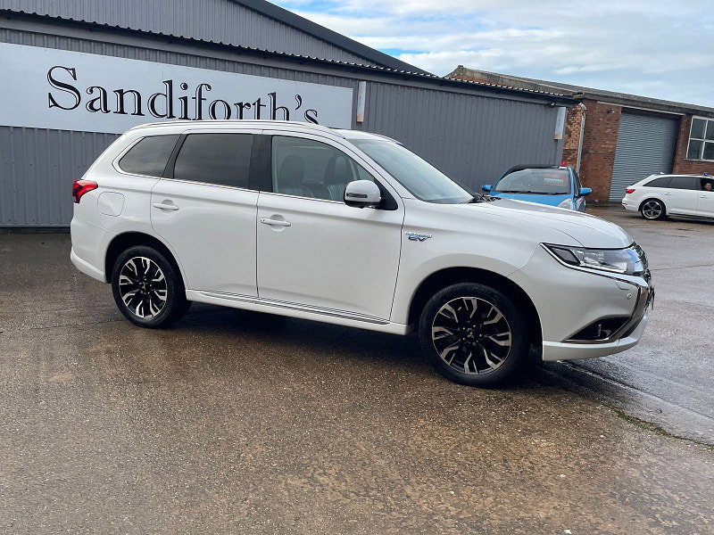 Mitsubishi Outlander 2.0h 12kWh GX4hs SUV 5dr Petrol Plug-in Hybrid CVT 4WD Euro 6 (s/s) (200 ps) 5dr Automatic 2026