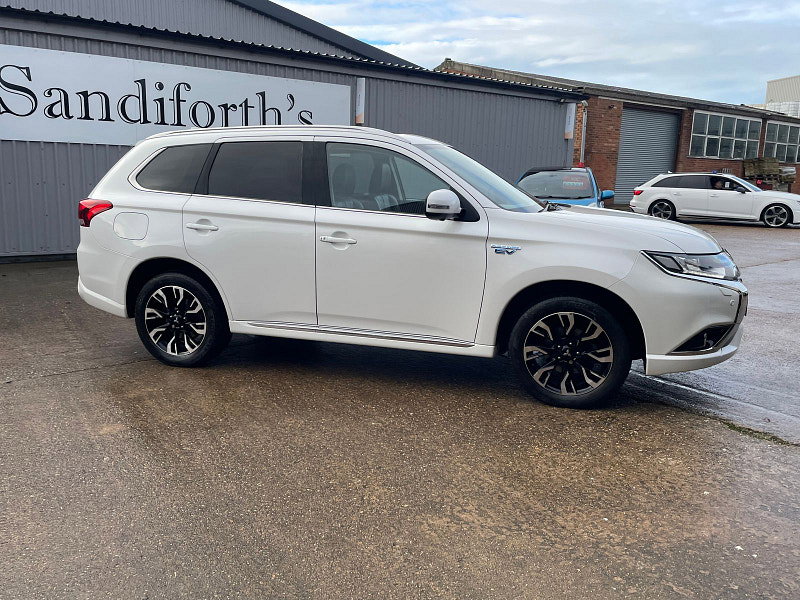Mitsubishi Outlander 2.0h 12kWh GX4hs SUV 5dr Petrol Plug-in Hybrid CVT 4WD Euro 6 (s/s) (200 ps) 5dr Automatic 2026