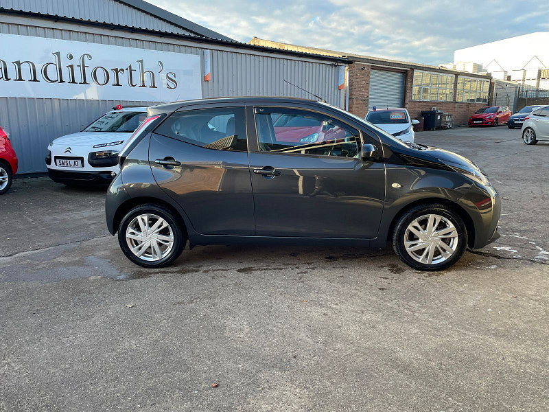 Toyota Aygo 1.0 VVT-i x-pression x-wave 5dr Petrol Manual Euro 5 Euro 5 (68 ps) 5dr Manual 2026