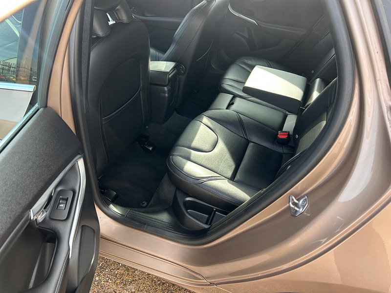 Volvo V40 2.0 D2 SE Lux Nav Hatchback 5dr Diesel Auto Euro 6 (s/s) (120 ps) 5dr Automatic 2026