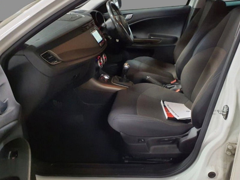 2015 Alfa Romeo Giulietta in White, photo 4 of 7