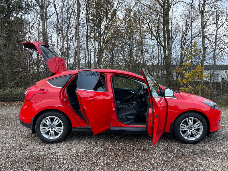 Ford Focus 1.0T EcoBoost Titanium Navigator Euro 5 (s/s) 5dr