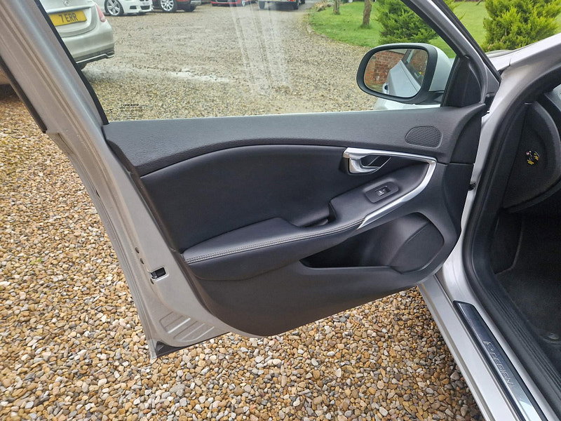 Volvo V40 2.0 T3 R-Design Pro Euro 6 (s/s) 5dr 5dr Manual 2026