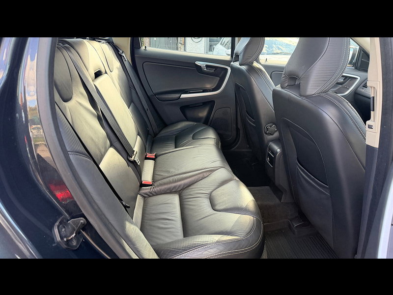 Volvo XC60 2.4 D5 R-Design SUV 5dr Diesel Manual AWD Euro 5 (s/s) (215 ps) 5dr Manual 2026