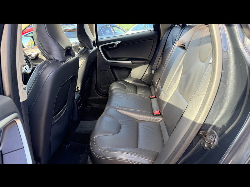 Volvo XC60 2.4 D5 R-Design SUV 5dr Diesel Manual AWD Euro 5 (s/s) (215 ps) 5dr Manual 2026