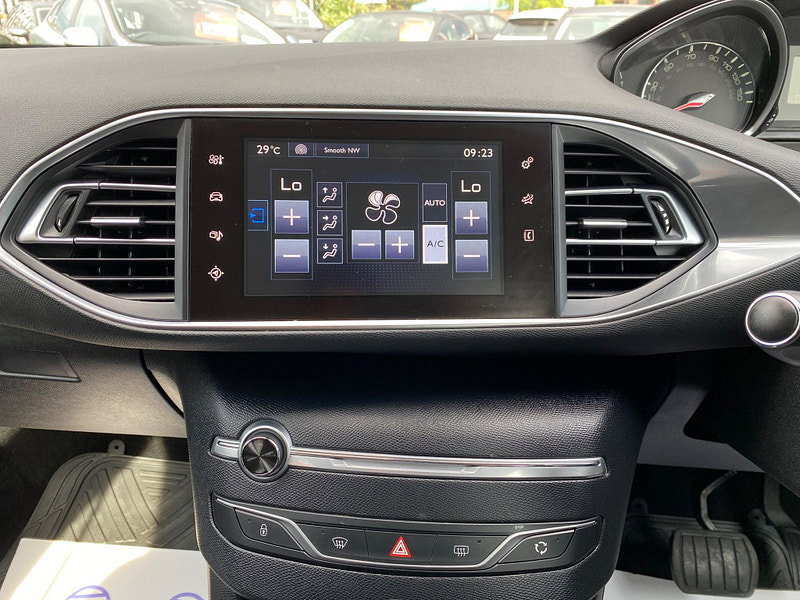 Peugeot 308 1.2 PureTech Allure Auto Euro 6 (s/s) 5dr 5dr Automatic 2015