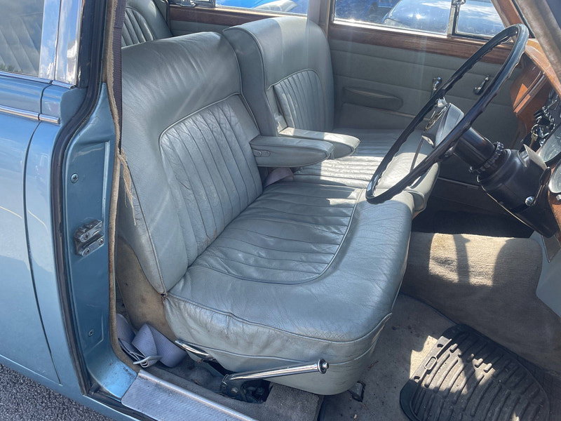 Daimler V8-250  4dr Automatic 2026