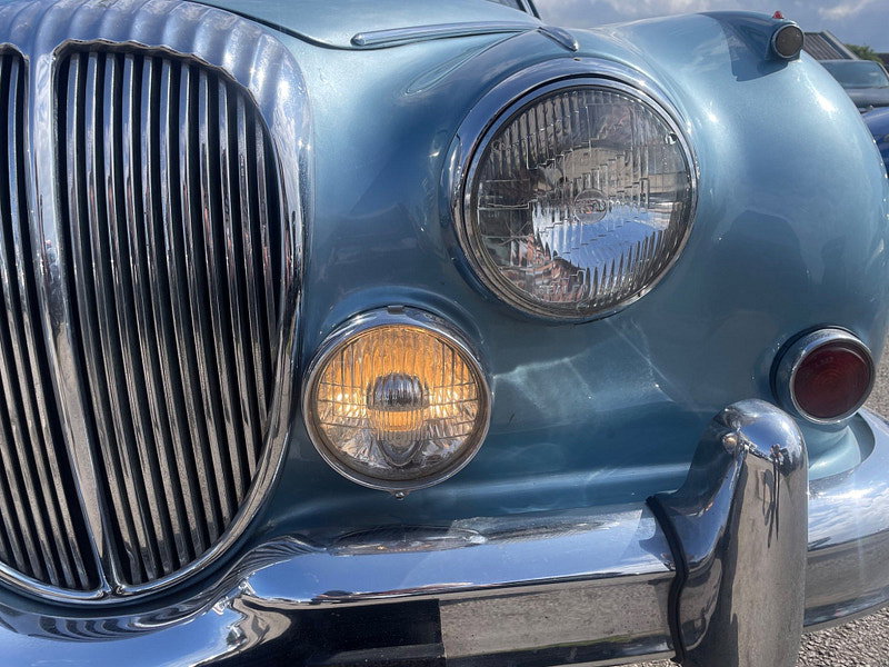 Daimler V8-250  4dr Automatic 2026