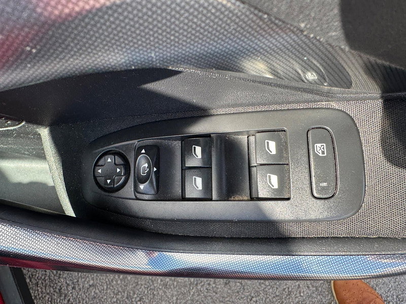 Peugeot 2008 1.2 PureTech Allure Euro 6 5dr 5dr Manual 2026