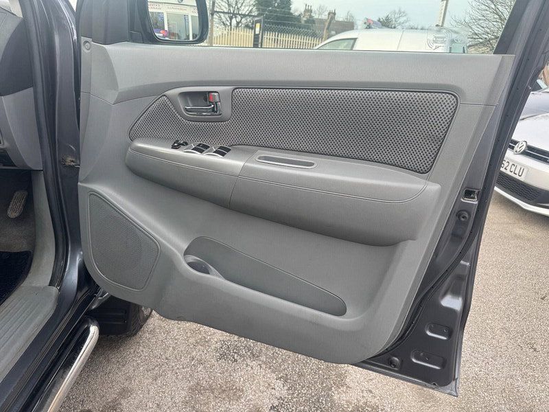 Toyota Hilux INVINCIBLE 4X4 D-4D DCB 4dr Manual 2026