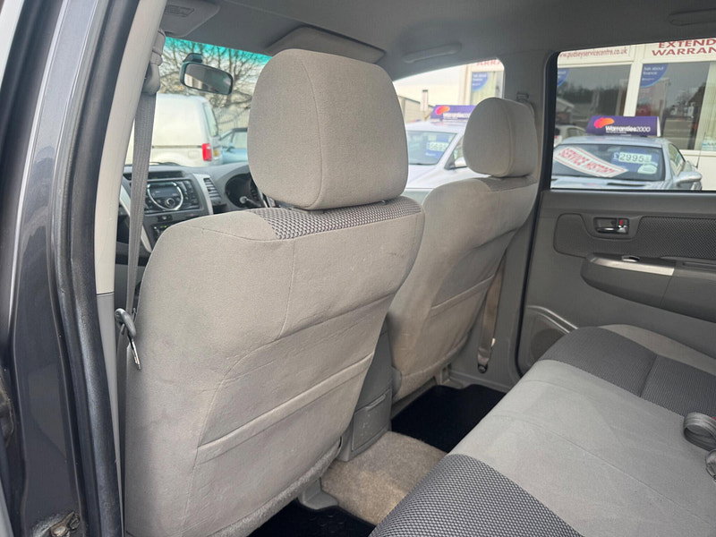 Toyota Hilux INVINCIBLE 4X4 D-4D DCB 4dr Manual 2026
