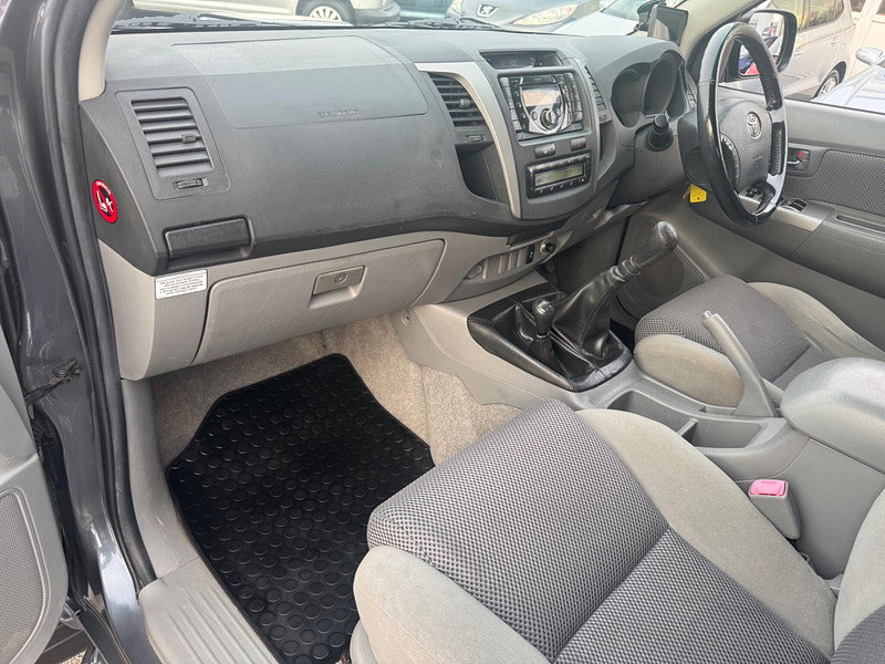 Toyota Hilux INVINCIBLE 4X4 D-4D DCB 4dr Manual 2026