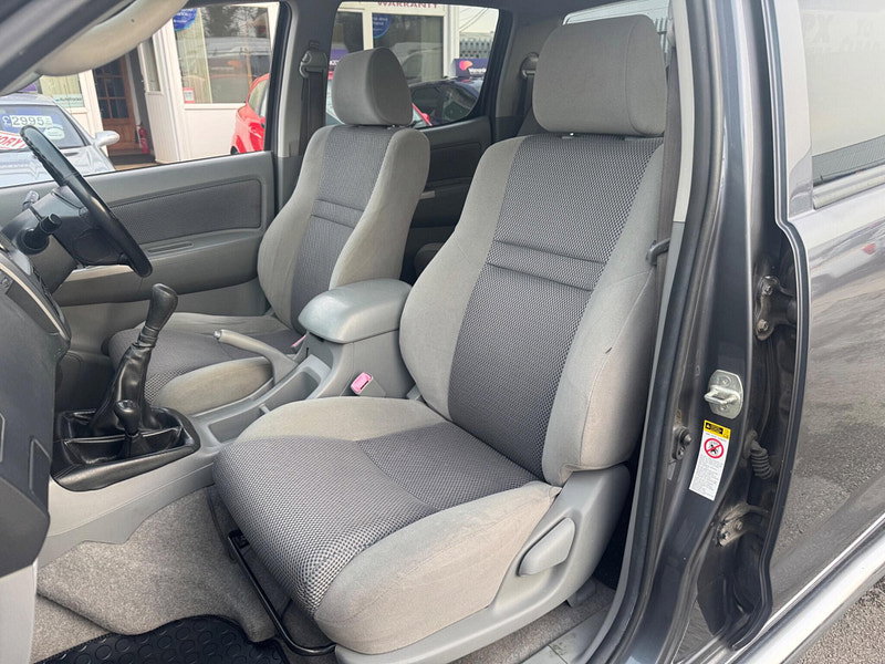 Toyota Hilux INVINCIBLE 4X4 D-4D DCB 4dr Manual 2026