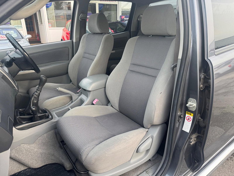Toyota Hilux INVINCIBLE 4X4 D-4D DCB 4dr Manual 2026