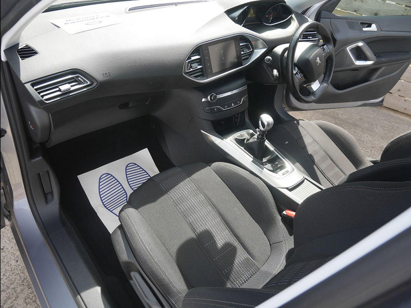 Peugeot 308 SW 1.2 PureTech Allure Estate 5dr Petrol Manual Euro 6 (s/s) (130 ps) 5dr Manual 2026