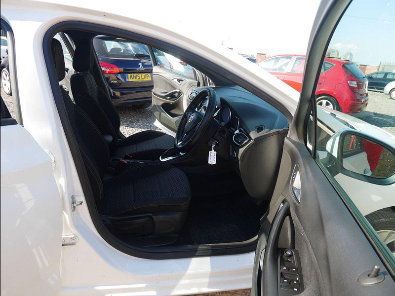 Vauxhall Astra 1.4i Turbo SRi Nav Auto Euro 6 (s/s) 5dr 5dr Automatic 2026