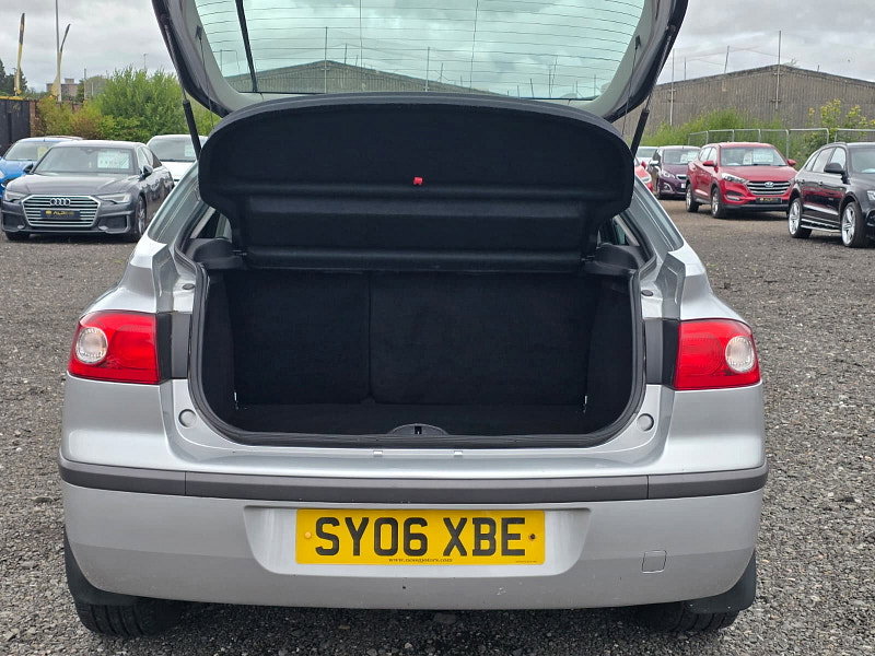 Renault Laguna 2.0 16v Extreme Hatchback 5dr Petrol Manual (187 g/km, 135 bhp)