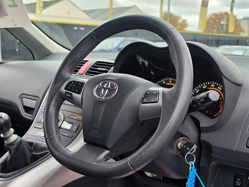 Toyota Auris 1.33 Dual VVT-i TR Hatchback 5dr Petrol Manual Euro 4 (s/s) (101 ps)