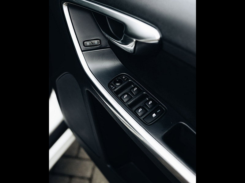 Volvo XC60 2.4 D5 R-Design Nav SUV 5dr Diesel Auto AWD Euro 6 (s/s) (220 ps) 5dr Automatic 2026