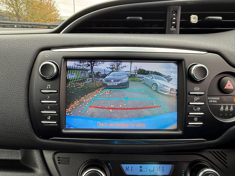 Toyota Yaris 1.5 VVT-h Cyan Bi-Tone E-CVT Euro 6 (s/s) 5dr 5dr Automatic 2026