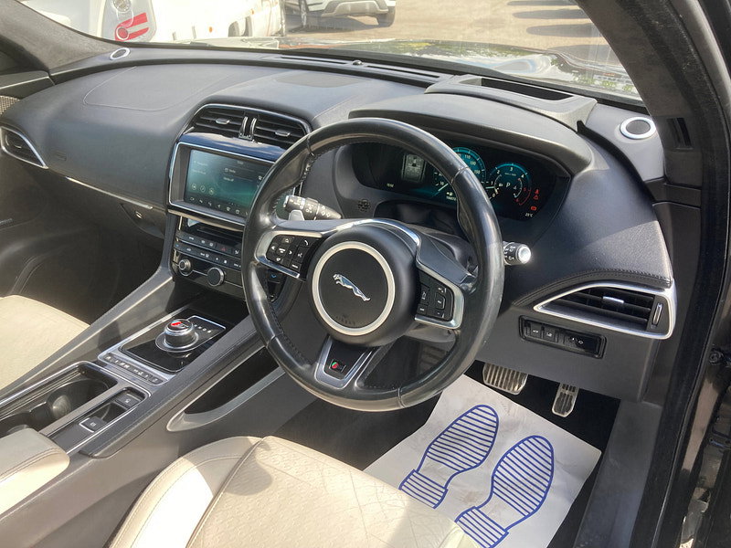 Jaguar F-PACE 3.0 D300 V6 First Edition SUV 5dr Diesel Auto AWD Euro 6 (s/s) (300 ps) 5dr Automatic 2026