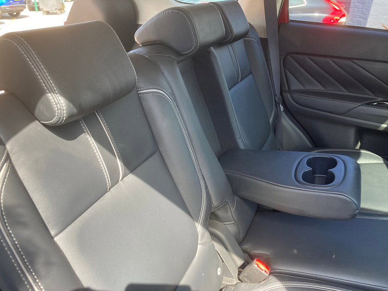 Mitsubishi Outlander 2.0h 12kWh 4h SUV 5dr Petrol Plug-in Hybrid CVT 4WD Euro 6 (s/s) (200 ps) 5dr Automatic 2026
