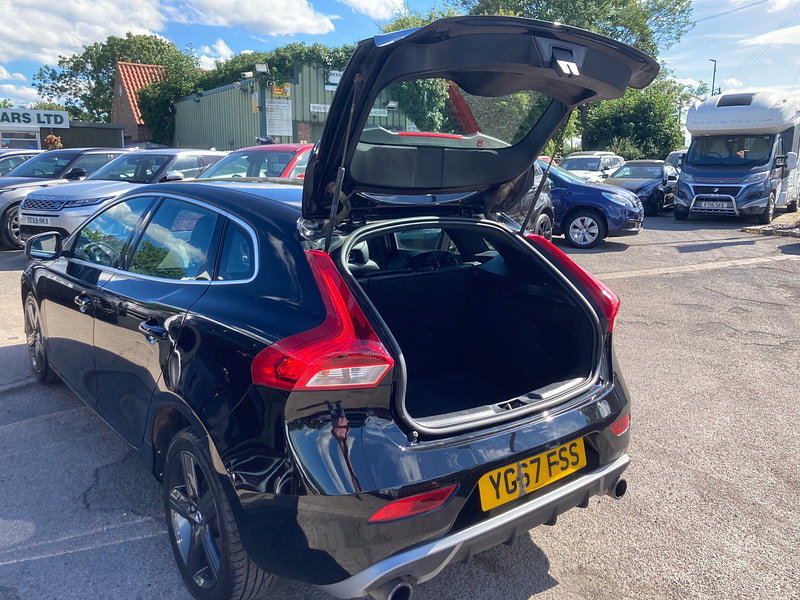 Volvo V40 2.0 T2 R-Design Hatchback 5dr Petrol Manual Euro 6 (s/s) (122 ps) 5dr Manual 2026