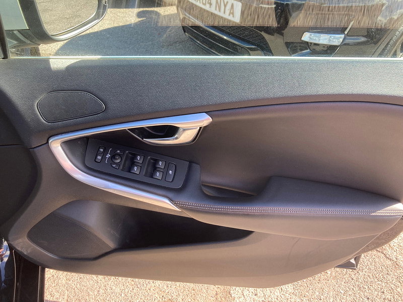 Volvo V40 2.0 T2 R-Design Hatchback 5dr Petrol Manual Euro 6 (s/s) (122 ps) 5dr Manual 2026