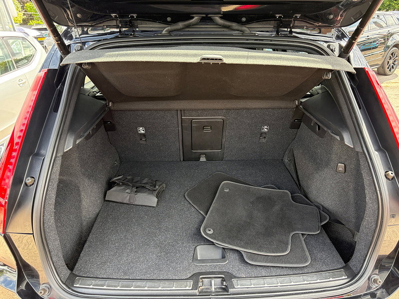 Volvo XC40 2.0 B4 MHEV R-Design Pro SUV 5dr Petrol Hybrid Auto Euro 6 (s/s) (197 ps) 5dr Automatic 2026