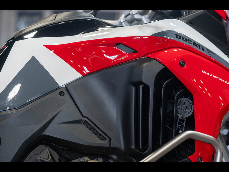 DUCATI Multistrada V4 *Full Akrapovic Exhaust - Full Luggage - Radar* 0dr Manual 2026