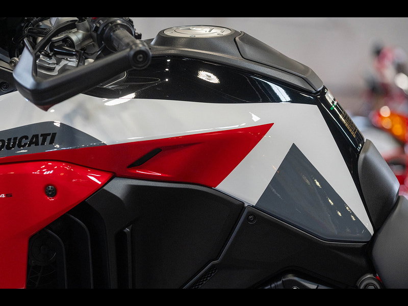DUCATI Multistrada V4 *Full Akrapovic Exhaust - Full Luggage - Radar* 0dr Manual 2026