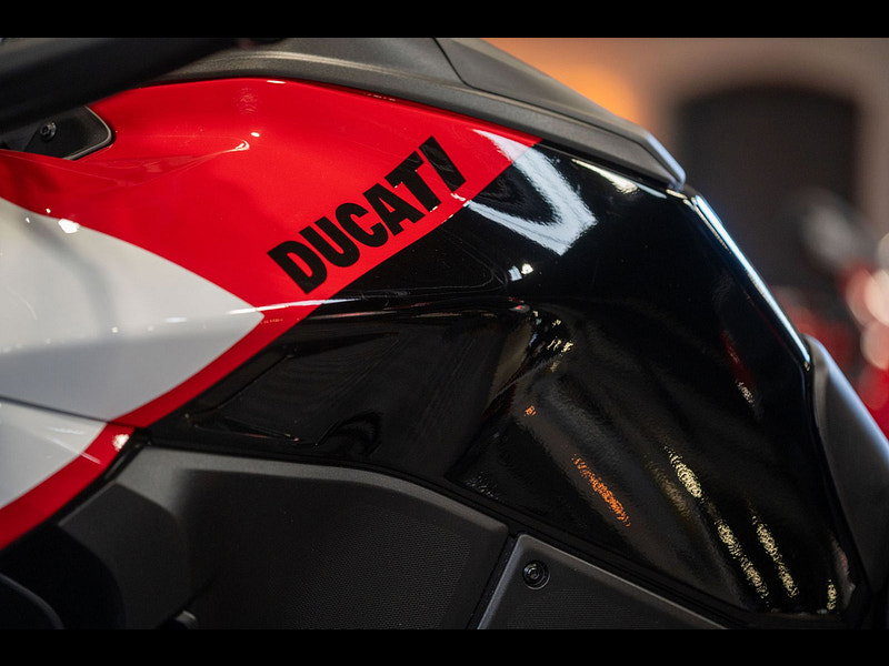 DUCATI Multistrada V4 *Pikes Peak - Full Akrapovic System - Low Mileage - Top Box*  0dr Manual 2026