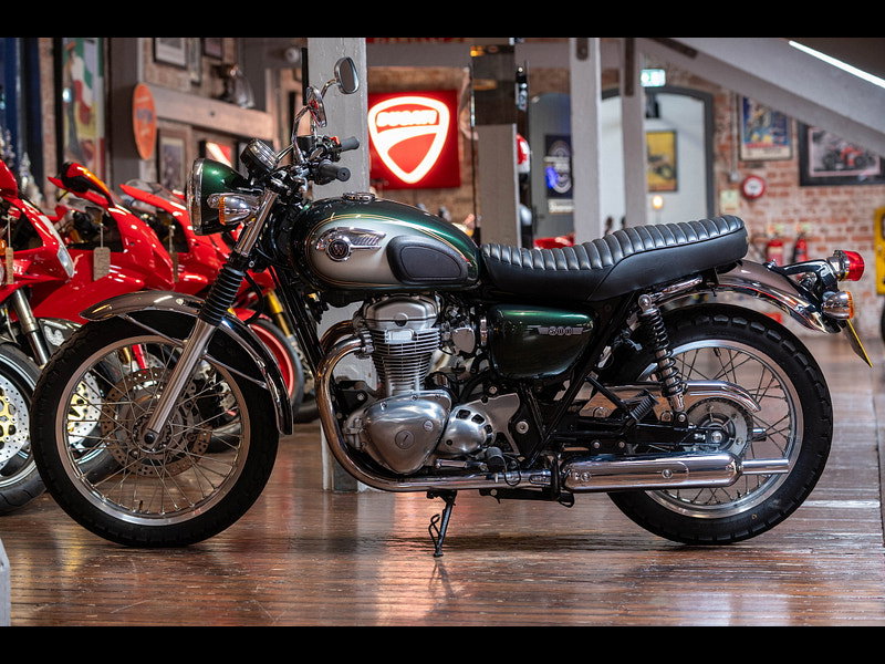 KAWASAKI W800 *Just 1,265 Miles From New - 1 Former Keeper* 0dr Manual 2026