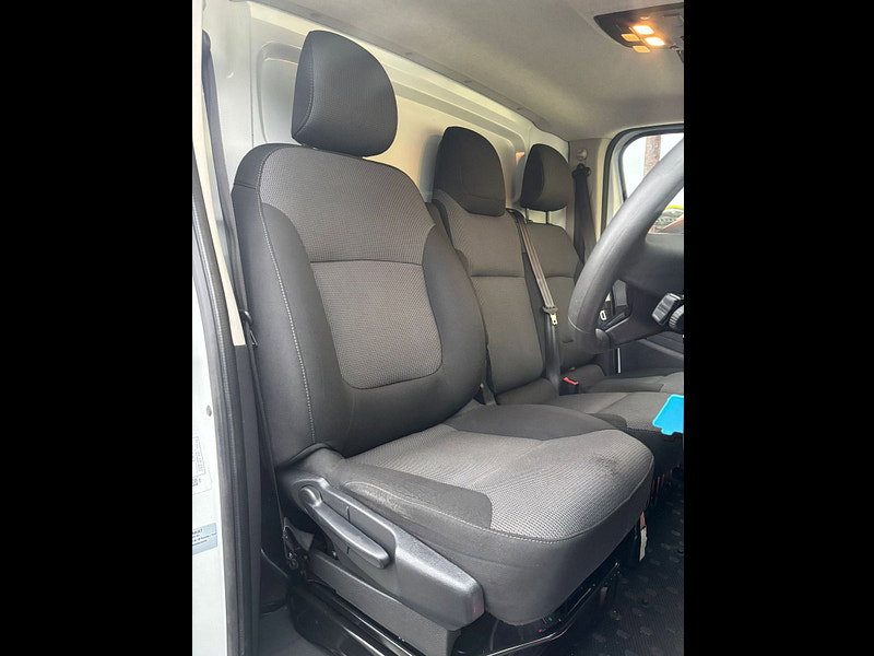Renault Trafic 2.0 dCi Blue LL30 Business+ Panel Van 5dr Diesel Manual L2 H1 Euro 6 (s/s) (130 ps)