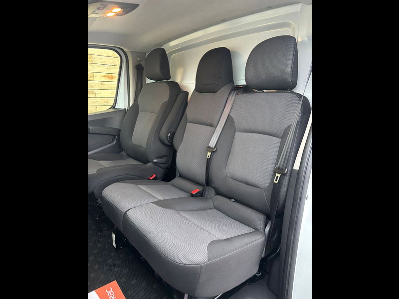 Renault Trafic 2.0 dCi Blue LL30 Business+ Panel Van 5dr Diesel Manual L2 H1 Euro 6 (s/s) (130 ps)