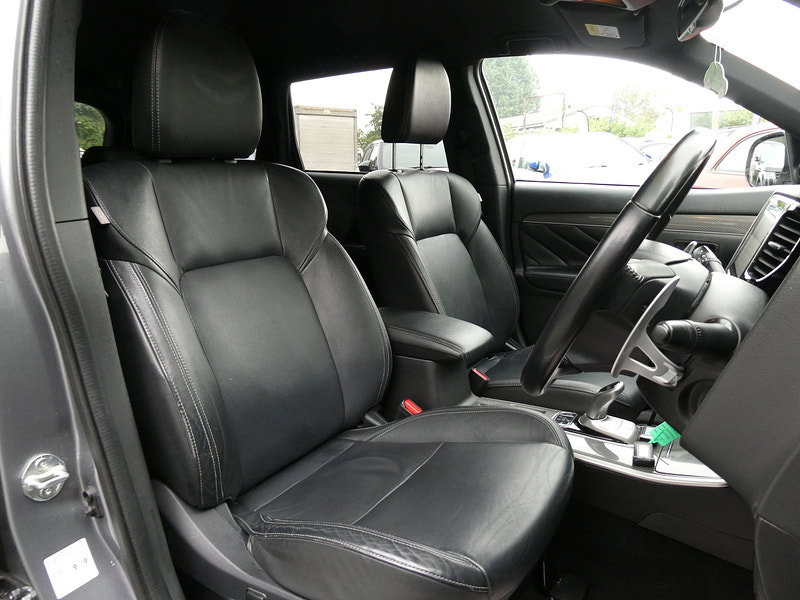 Mitsubishi Outlander 2.4h TwinMotor 13.8kWh Dynamic SUV 5dr Petrol Plug-in Hybrid CVT 4WD Euro 6 (s/s) (224 ps) 5dr Automatic 2026