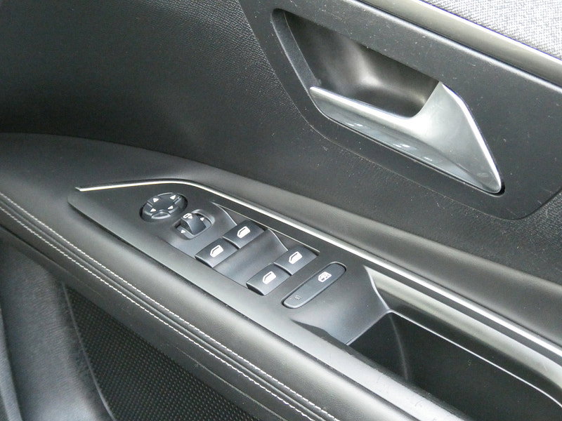 Peugeot 3008 1.2 PureTech Allure SUV 5dr Petrol Manual Euro 6 (s/s) (130 ps) 5dr Manual 2026