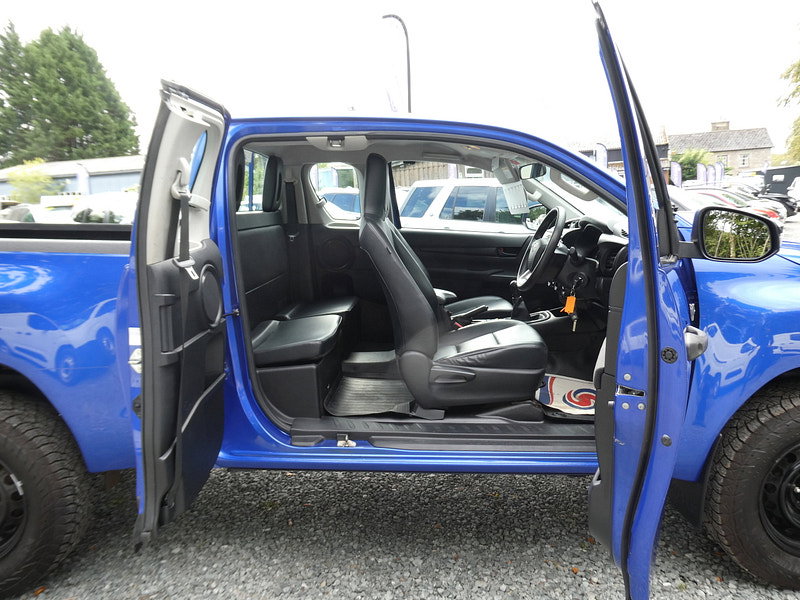 Toyota Hilux 2.4 D-4D Active Extra Pickup Extended Cab 4dr Diesel Manual 4WD Euro 6 (s/s) (150 ps) 4dr Manual 2026