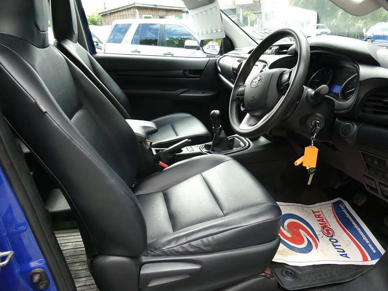 Toyota Hilux 2.4 D-4D Active Extra Pickup Extended Cab 4dr Diesel Manual 4WD Euro 6 (s/s) (150 ps) 4dr Manual 2026