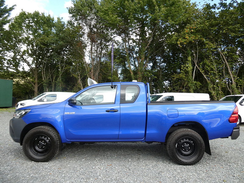 Toyota Hilux 2.4 D-4D Active Extra Pickup Extended Cab 4dr Diesel Manual 4WD Euro 6 (s/s) (150 ps) 4dr Manual 2026
