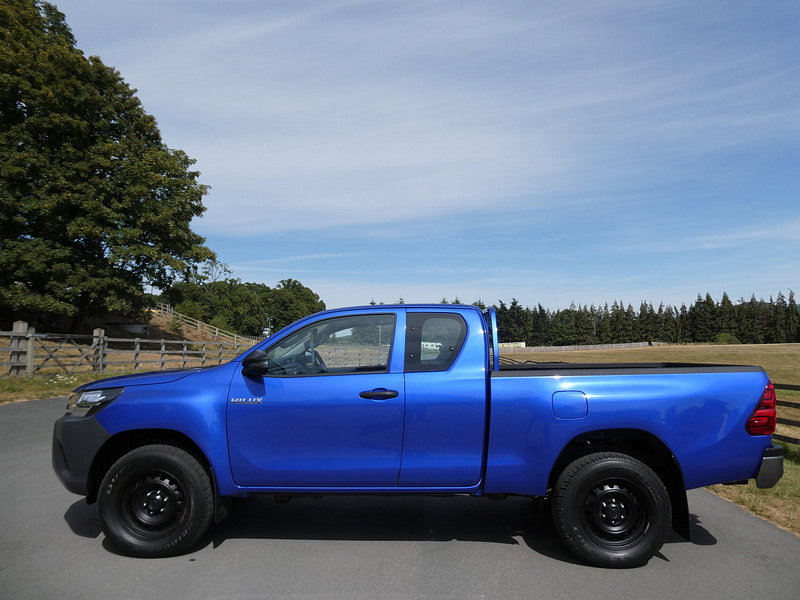 Toyota Hilux 2.4 D-4D Active Extra Pickup Extended Cab 4dr Diesel Manual 4WD Euro 6 (s/s) (150 ps) 4dr Manual 2026