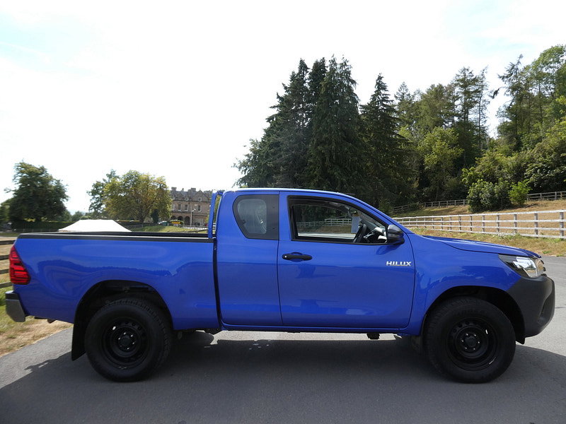 Toyota Hilux 2.4 D-4D Active Extra Pickup Extended Cab 4dr Diesel Manual 4WD Euro 6 (s/s) (150 ps) 4dr Manual 2026