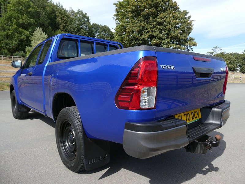 Toyota Hilux 2.4 D-4D Active Extra Pickup Extended Cab 4dr Diesel Manual 4WD Euro 6 (s/s) (150 ps) 4dr Manual 2026